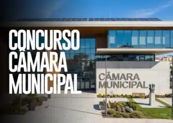 Prédio moderno da Câmara Municipal com painéis solares, fachada de vidro, revestimento em madeira e letreiro em concreto.