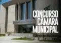 Prédio moderno da Câmara Municipal com fachada em concreto, escadaria central e bandeira do Brasil hasteada