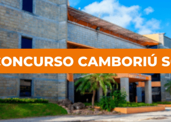 Prédio moderno da Prefeitura de Camboriú com fachada em tijolos cinzas, detalhes laranjas e palmeiras na entrada