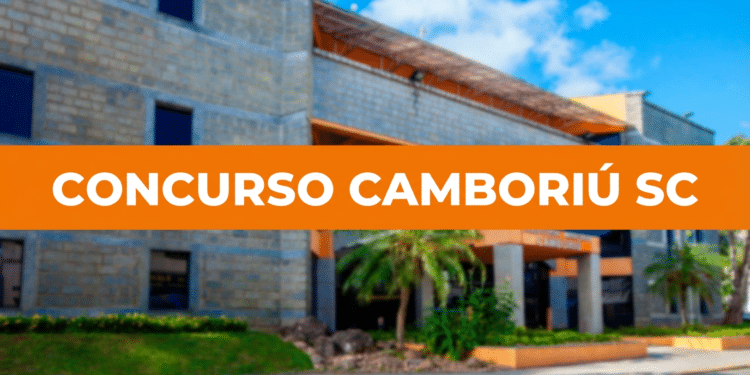 Prédio moderno da Prefeitura de Camboriú com fachada em tijolos cinzas, detalhes laranjas e palmeiras na entrada