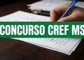 Mão segurando caneta azul sobre folha de gabarito com alternativas, texto "CONCURSO CREF MS" em faixa verde