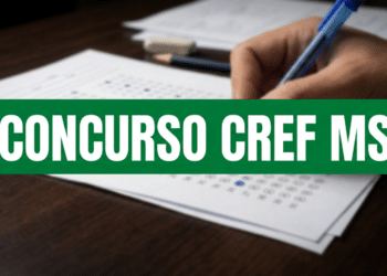 Mão segurando caneta azul sobre folha de gabarito com alternativas, texto "CONCURSO CREF MS" em faixa verde