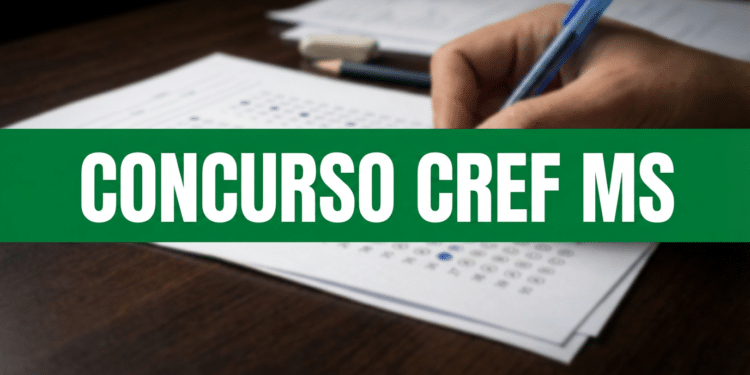 Mão segurando caneta azul sobre folha de gabarito com alternativas, texto "CONCURSO CREF MS" em faixa verde