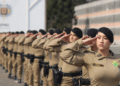 Soldados femininas da PMPR perfiladas em continência durante formatura