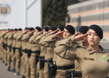 Soldados femininas da PMPR perfiladas em continência durante formatura