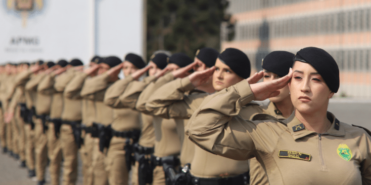 Soldados femininas da PMPR perfiladas em continência durante formatura