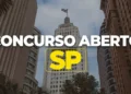 Prédio no centro de São Paulo com destaque para concurso público aberto.