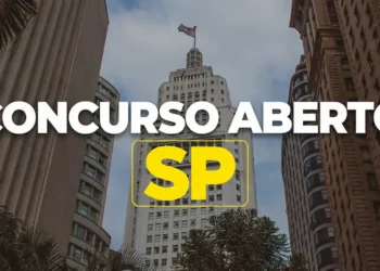Prédio no centro de São Paulo com destaque para concurso público aberto.