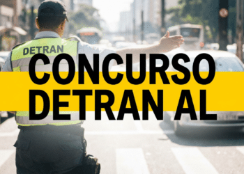 Agente de trânsito com colete verde DETRAN sinaliza parada com o braço estendido em via urbana congestionada
