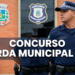 Guarda municipal fardado com boné azul xadrez em frente a prédio com brasões de concurso para GCM 2026.