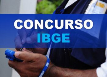 Mãos de agente do IBGE segurando caneta azul, com crachá e cordão institucional do instituto