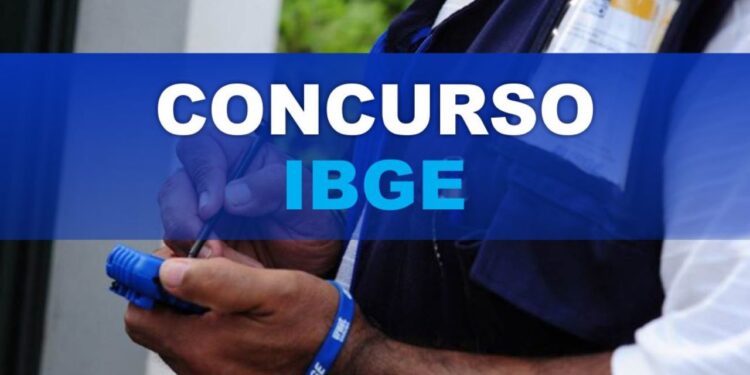 Mãos de agente do IBGE segurando caneta azul, com crachá e cordão institucional do instituto