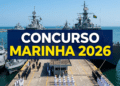 Navios de guerra da Marinha do Brasil em porto com militares em formação e bandeiras hasteadas