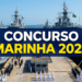 Navios de guerra da Marinha do Brasil em porto com militares em formação e bandeiras hasteadas