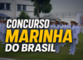 Militares da Marinha em formação usando uniformes brancos e quepes durante cerimônia em base naval