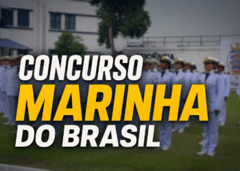 Militares da Marinha em formação usando uniformes brancos e quepes durante cerimônia em base naval