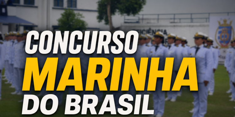 Militares da Marinha em formação usando uniformes brancos e quepes durante cerimônia em base naval