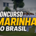Militares da Marinha em formação usando uniformes brancos e quepes durante cerimônia em base naval