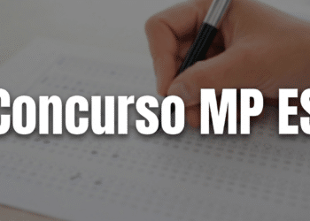 Mão segurando caneta preta sobre gabarito de prova com texto "Concurso MP ES" sobreposto em branco