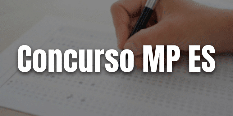 Mão segurando caneta preta sobre gabarito de prova com texto "Concurso MP ES" sobreposto em branco