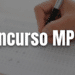 Mão segurando caneta preta sobre gabarito de prova com texto "Concurso MP ES" sobreposto em branco