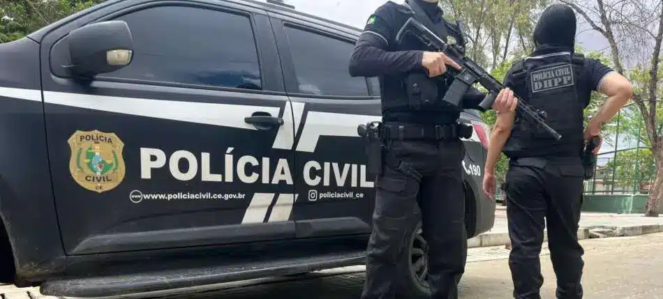 Policiais civis do Ceará armados em frente a um veículo da Polícia Civil.