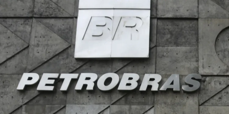 Logo BR em placa branca e letreiro Petrobras em fachada de concreto com formas geométricas