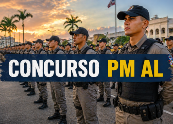 Policiais militares da PM-AL em formação usando uniformes cinza, coletes e bonés escuros, durante cerimônia ao pôr do sol