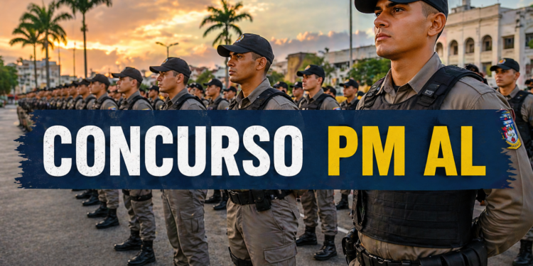 Policiais militares da PM-AL em formação usando uniformes cinza, coletes e bonés escuros, durante cerimônia ao pôr do sol