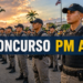 Policiais militares da PM-AL em formação usando uniformes cinza, coletes e bonés escuros, durante cerimônia ao pôr do sol