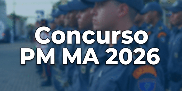 Policiais militares do Maranhão perfilados em formação usando uniformes azuis e bonés, com texto "Concurso PM MA 2026"
