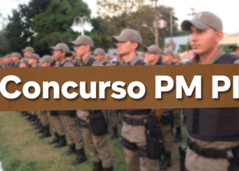 Soldados da PM PI em formação, uniformizados com farda cáqui, bonés e coletes táticos enfileirados