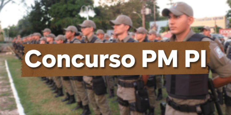 Soldados da PM PI em formação, uniformizados com farda cáqui, bonés e coletes táticos enfileirados