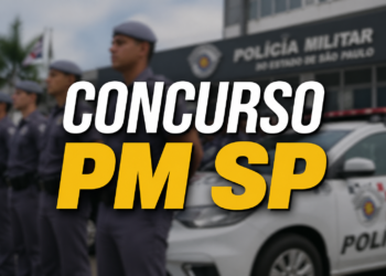 Policiais militares de SP em formação com farda azul, boinas e viatura ao fundo em frente a sede da PM