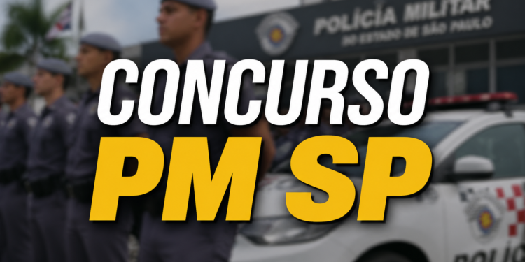 Policiais militares de SP em formação com farda azul, boinas e viatura ao fundo em frente a sede da PM