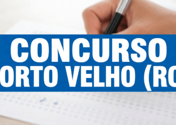 Mão segurando caneta sobre folha de prova com texto Concurso Porto Velho (RO) em faixa azul
