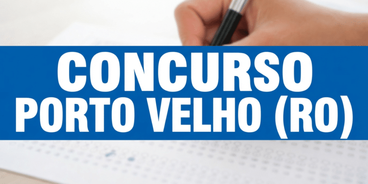 Mão segurando caneta sobre folha de prova com texto Concurso Porto Velho (RO) em faixa azul