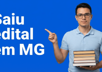 Homem jovem com óculos e camisa polo azul clara segura livros e aponta para texto "Saiu edital em MG" sobre fundo azul