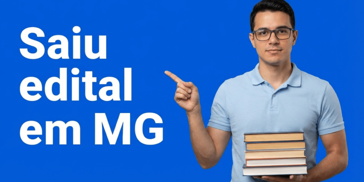 Homem jovem com óculos e camisa polo azul clara segura livros e aponta para texto "Saiu edital em MG" sobre fundo azul