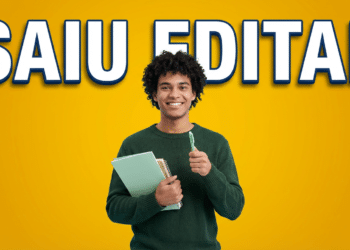 Jovem com cabelos cacheados segura cadernos e caneta, sorrindo diante do texto Saiu Edital em fundo amarelo