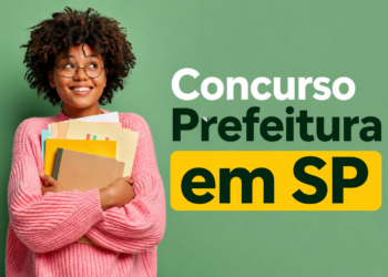 Mulher jovem de óculos e suéter rosa segura pastas e documentos com texto "Concurso Prefeitura em SP" ao fundo verde