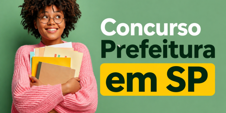 Mulher jovem de óculos e suéter rosa segura pastas e documentos com texto "Concurso Prefeitura em SP" ao fundo verde