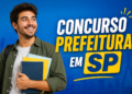 Jovem sorridente de camisa verde e cabelos cacheados segura cadernos coloridos, ao lado de texto sobre concurso Prefeitura em SP
