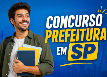 Jovem sorridente de camisa verde e cabelos cacheados segura cadernos coloridos, ao lado de texto sobre concurso Prefeitura em SP
