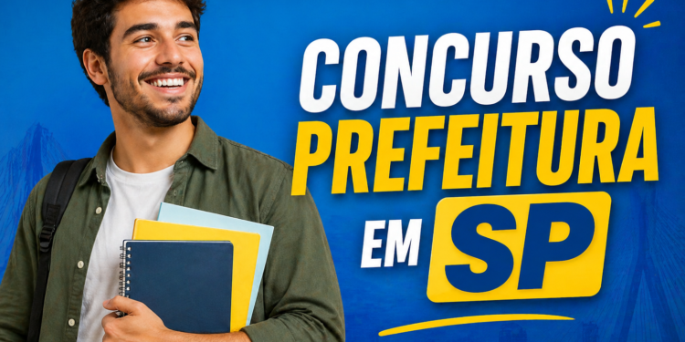 Jovem sorridente de camisa verde e cabelos cacheados segura cadernos coloridos, ao lado de texto sobre concurso Prefeitura em SP