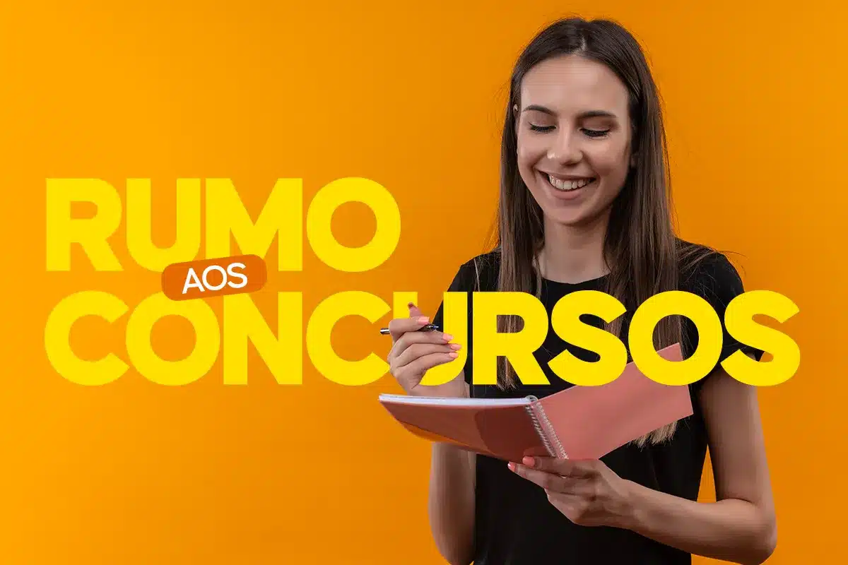 Jovem sorrindo enquanto faz anotações em caderno com texto Rumo aos Concursos ao fundo sobre vagas no Rio Grande do Norte