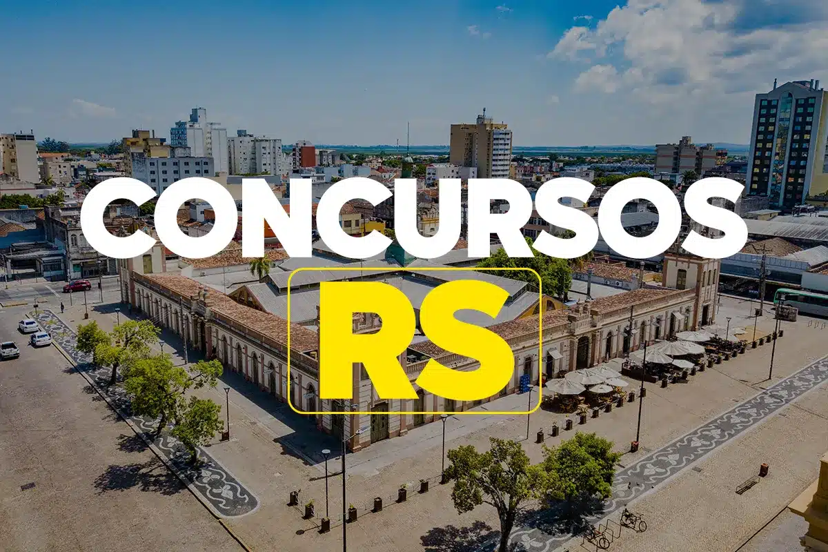 Vista aérea de centro urbano gaúcho com mercado público histórico em destaque, rodeado por calçadas largas e prédios da região