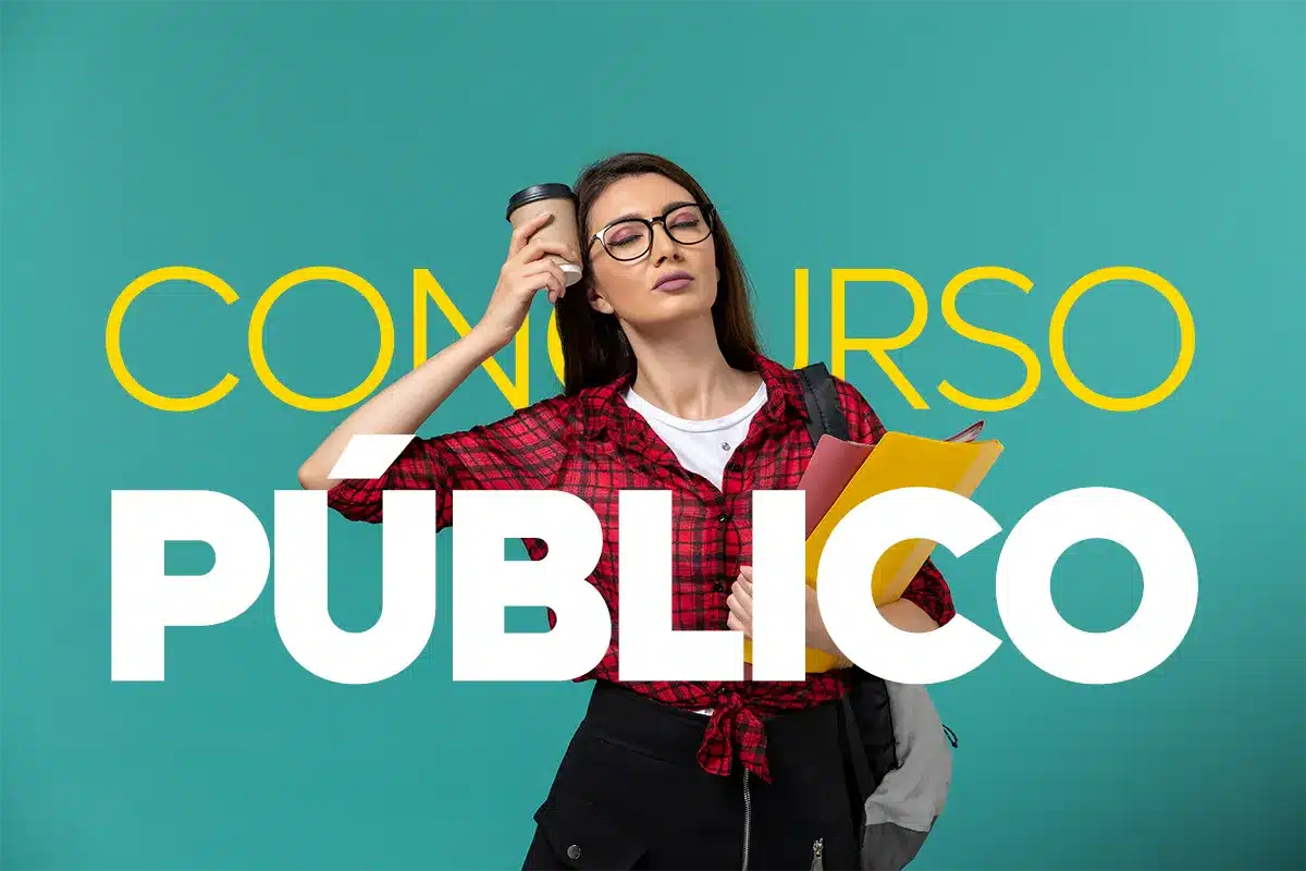 Mulher estudante com materiais de estudo representando preparação para o concurso TJ SC 2026.