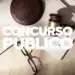 Martelo de juiz sobre livros brancos e óculos sobre mesa de madeira com texto Concurso Público em destaque representando o concurso do TRF3 2026
