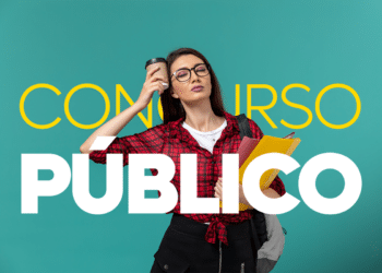 Jovem de óculos e camisa xadrez vermelha segura café e pastas coloridas com texto "Concurso Público" ao fundo